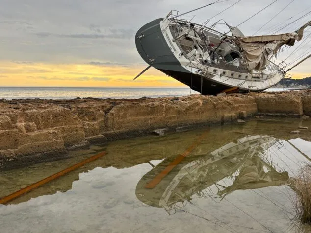 Imatge: El veler encallat sobre les roques del Primer Muntanya