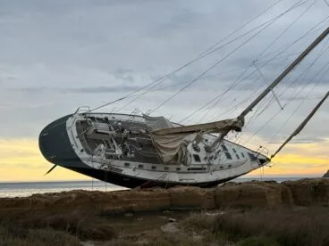 Estado del velero encallado en el Primer Montañar de Xàbia