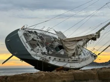 Estado del velero encallado en el Primer Montañar tras el temporal Harry (3)