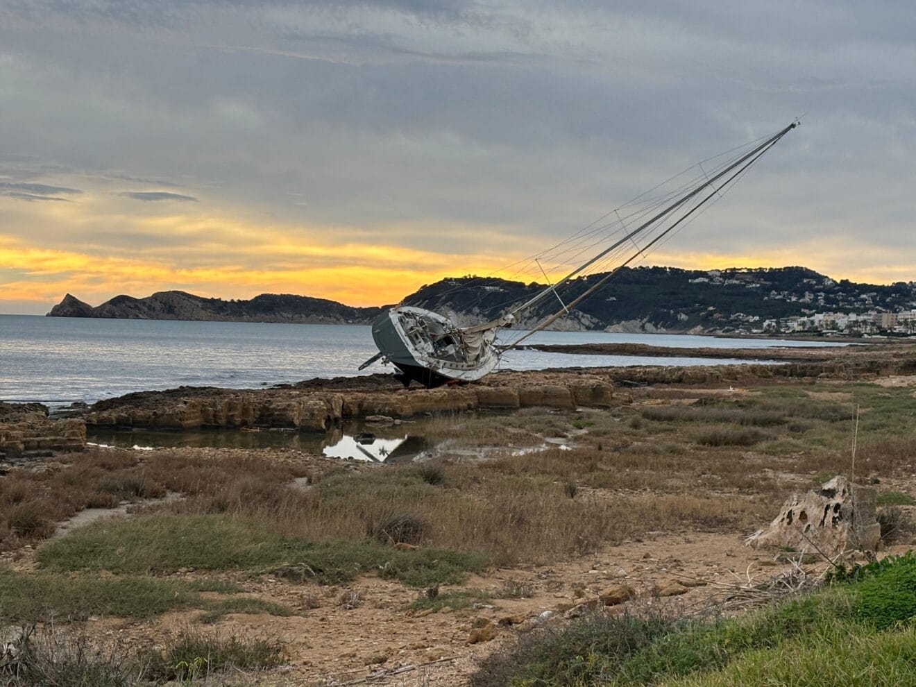 Estado del velero encallado en el Primer Montañar tras el temporal Harry (7)