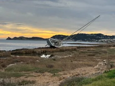 Estado del velero encallado en el Primer Montañar tras el temporal Harry (7)