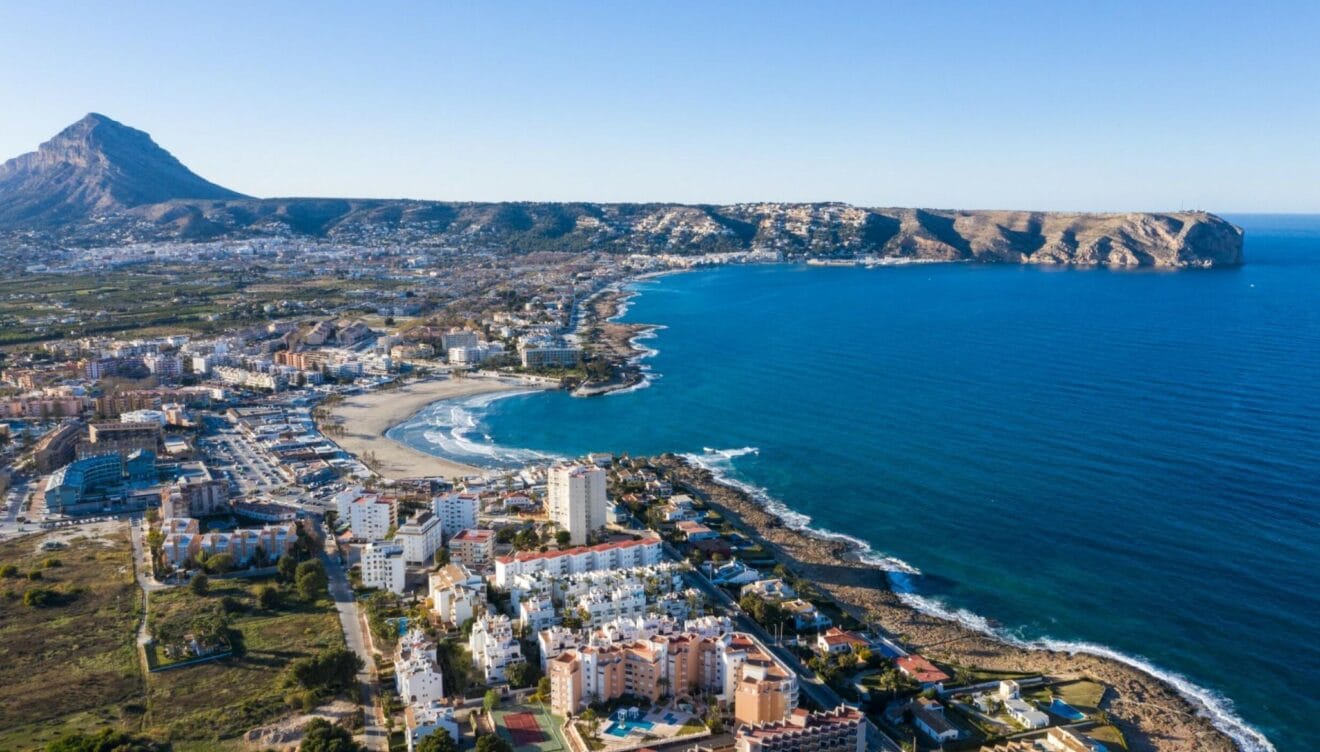 Estilo de vida mediterráneo con jardín piscina y vistas despejadas