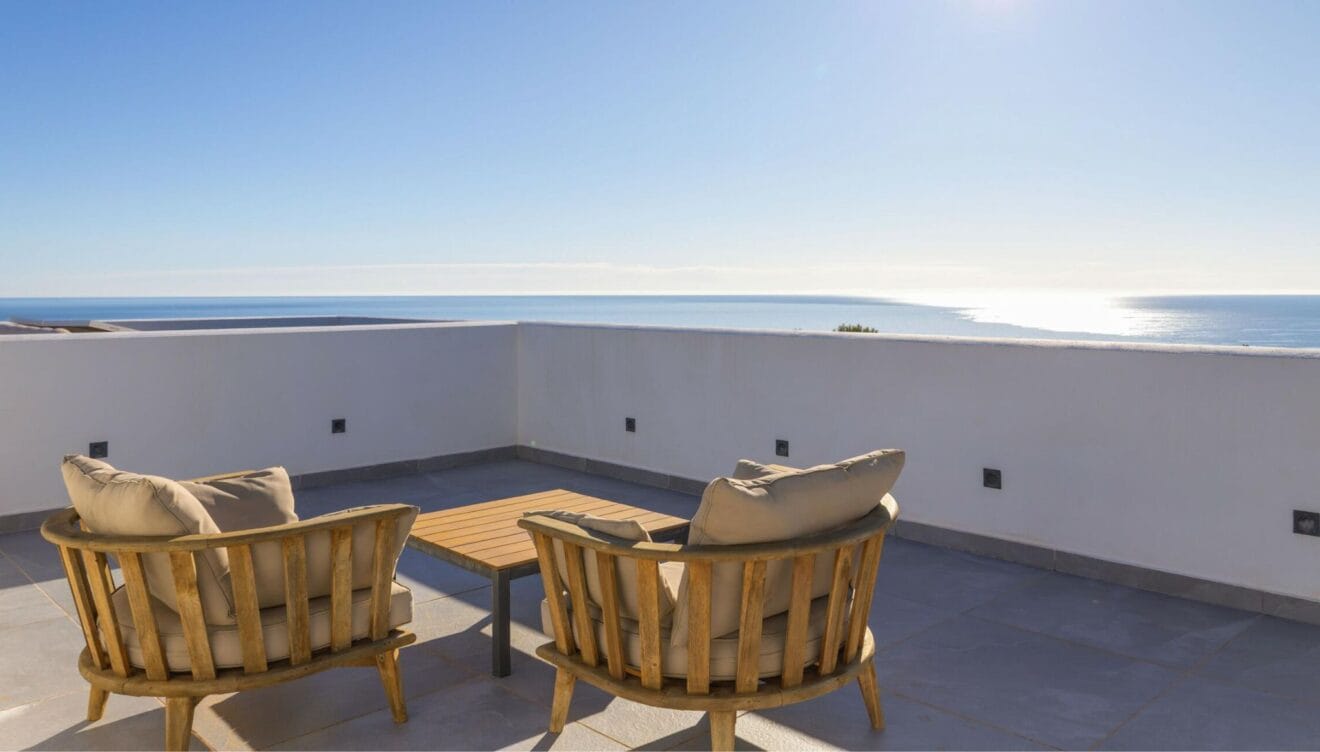 Exterior con terrazas abiertas y jardín en Balcón al Mar
