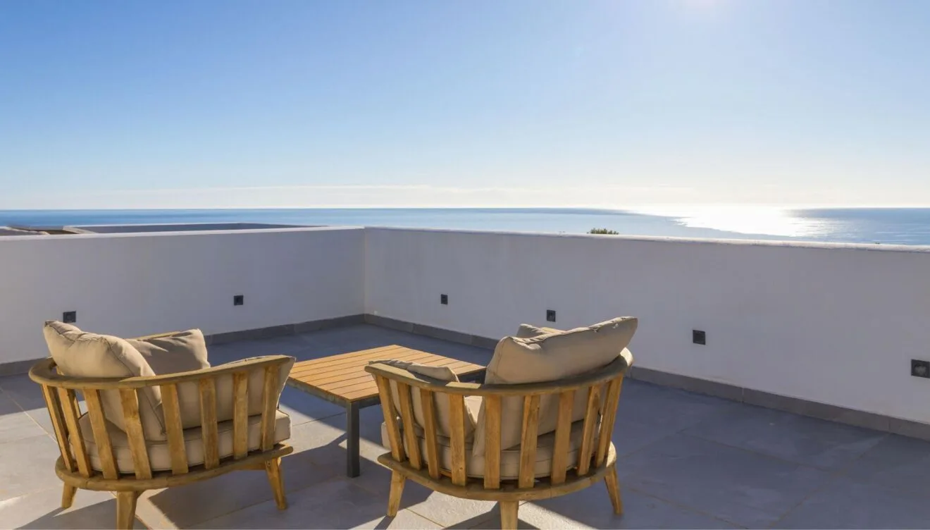 Exterior con terrazas abiertas y jardín en Balcón al Mar