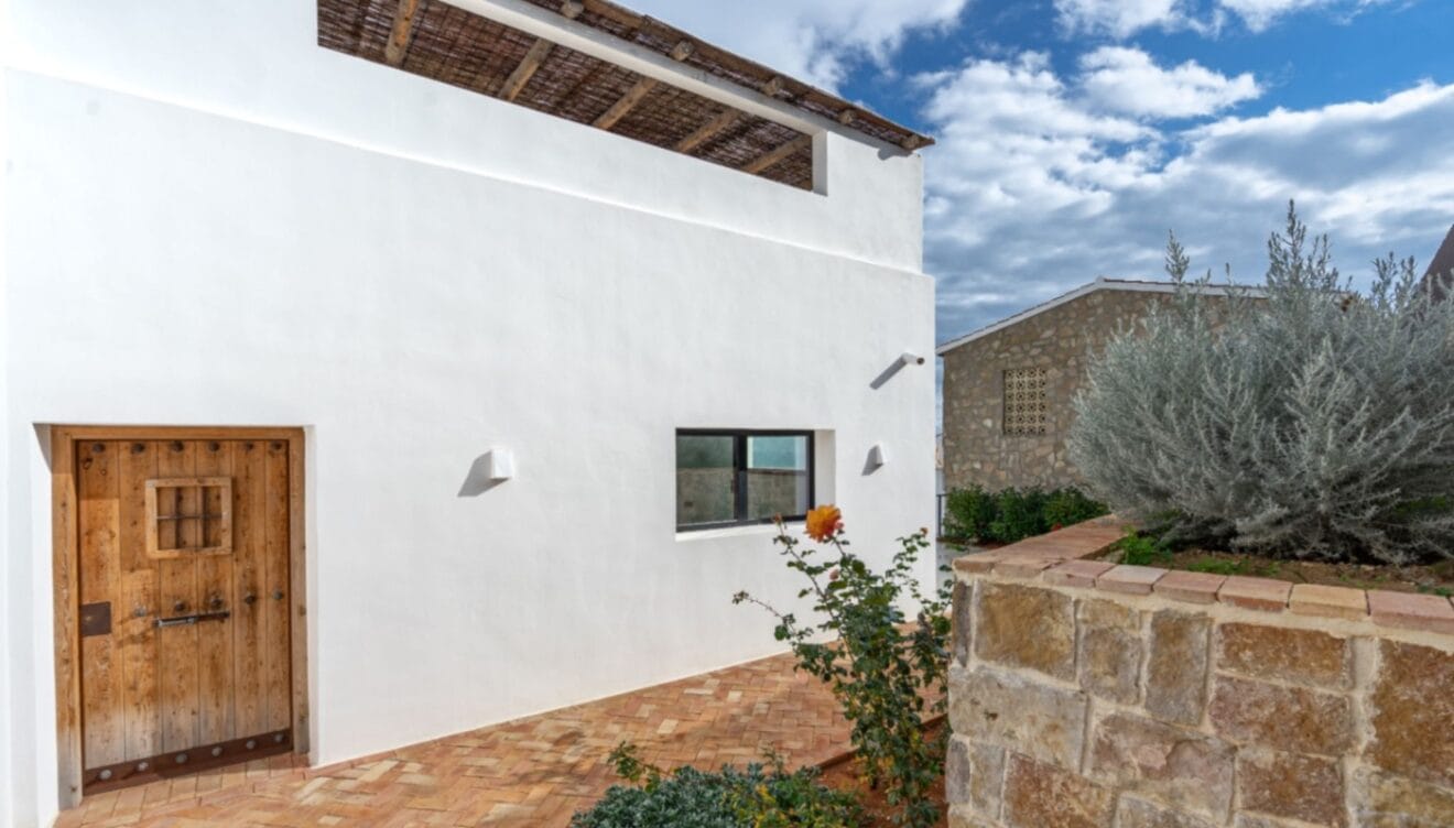 Exterior empedrado con estética ibicenca y bajo mantenimiento