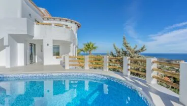 Exteriores completamente equipados en villa lista para entrar a vivir