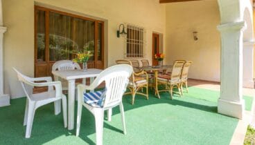 Exteriores espaciosos con piscina y zona de ocio en El Tosalet