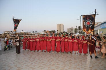 Filà Schaitans con la chilaba en el desfile del Arenal de Xàbia