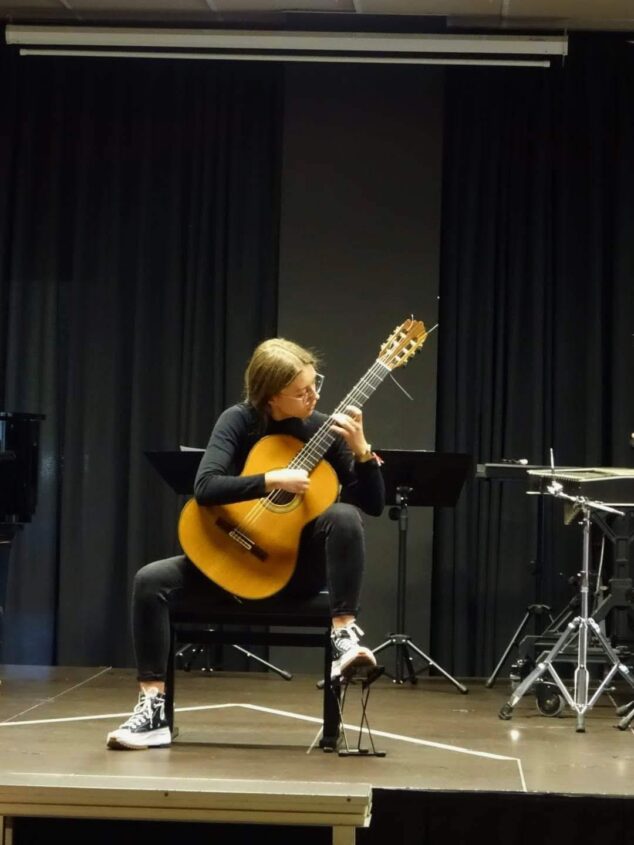 Imagen: Anaïs con la guitarra