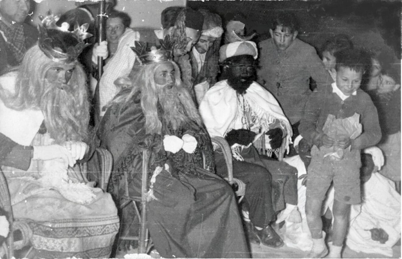 Imagen de los años 60 de los Reyes Magos con los niños xabieros. AMX