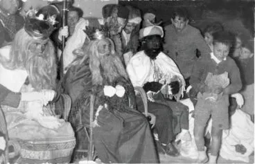 Imagen de los años 60 de los Reyes Magos con los niños xabieros. AMX