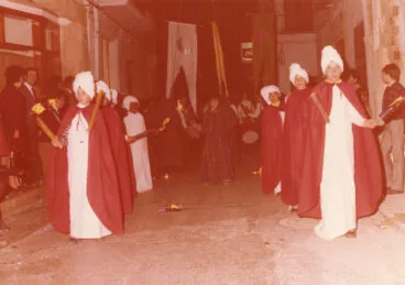 La cabalgata por el inicio de la calle mayor desde la Casa Falange. Años 70. AMX