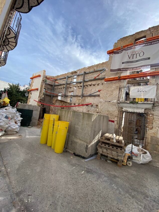 Imatge: La Casa dels Cholbi amb la rehabilitació en marxa