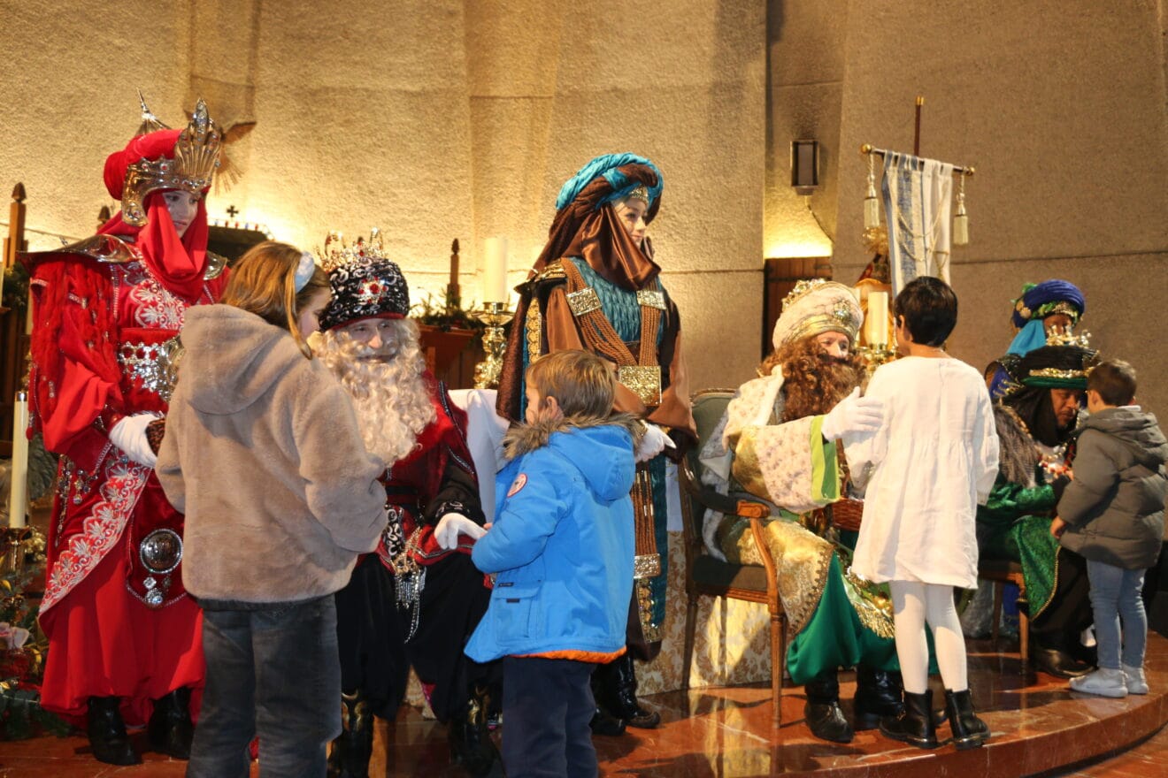 Los Reyes Magos de Oriente reciben a los niños en la Parroquia de Loreto de Xàbia (19)