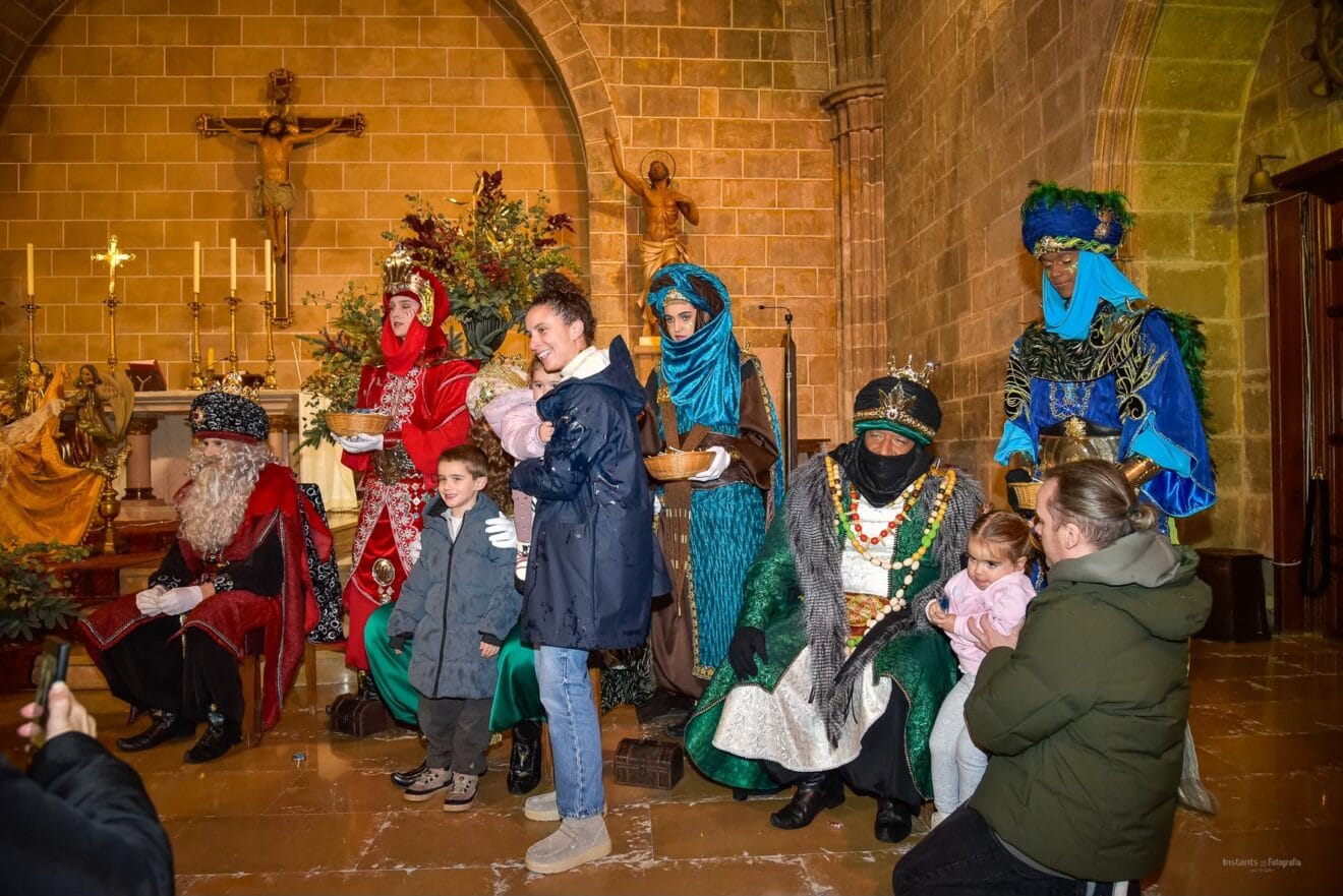 Los Reyes Magos reciben a los niños y niñas en la Iglesia de San Bartolomé