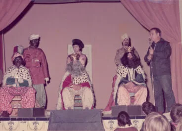 Los Reyes Magos reciben en Casa Falange a los niños xabieros. Años 70. AMX