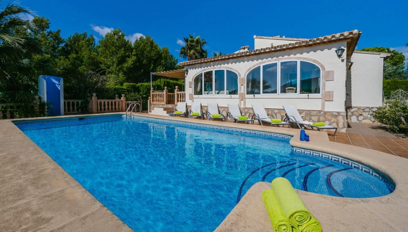 Parcela amplia con jardín piscina privada y vistas despejadas