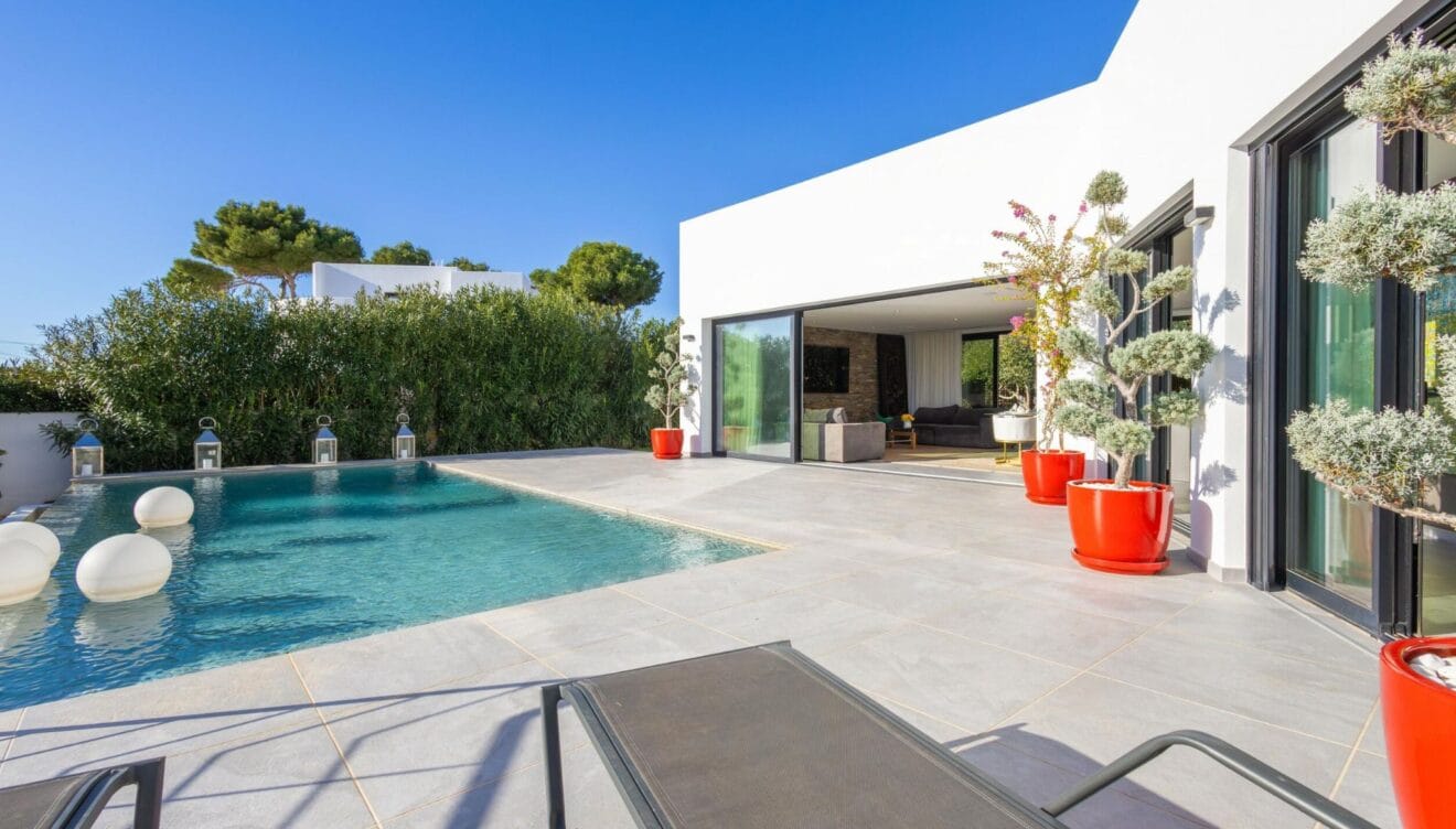 Piscina privada y zonas ajardinadas en casa de Jávea