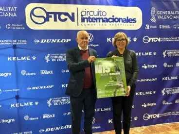 La alcaldesa Rosa Cardona y el presidente de la Federación de tenis CV, Paco Vicent