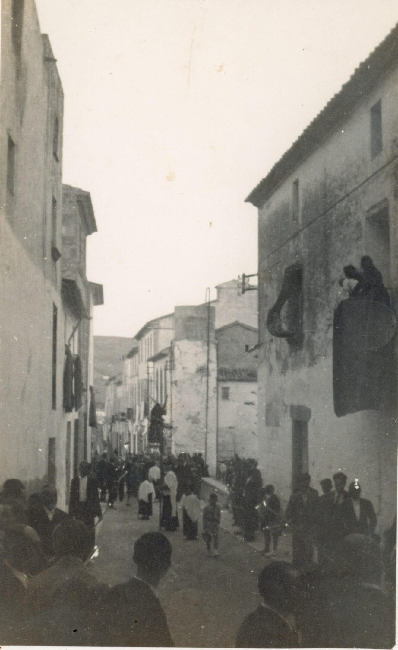 Procesión del Nazareno en 1941. Obsérvese la ventana de la alcoba de Joaquín y un balcón engalanado para la procesión. AMX