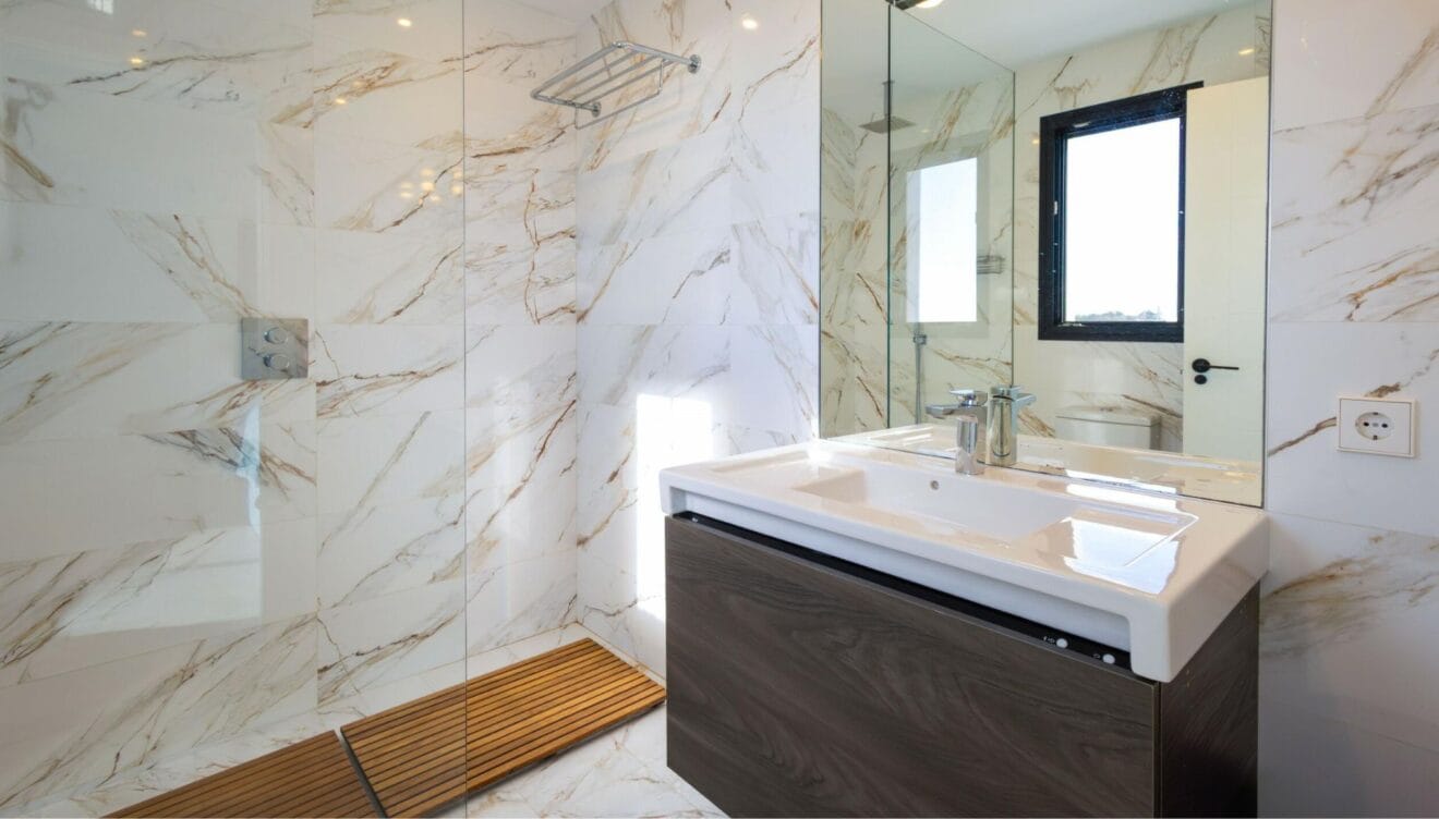 Propiedad con interiores modernos y terrazas integradas