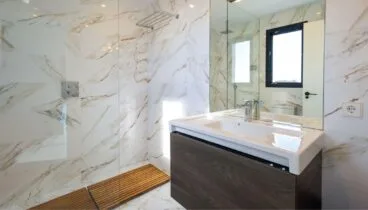 Propiedad con interiores modernos y terrazas integradas