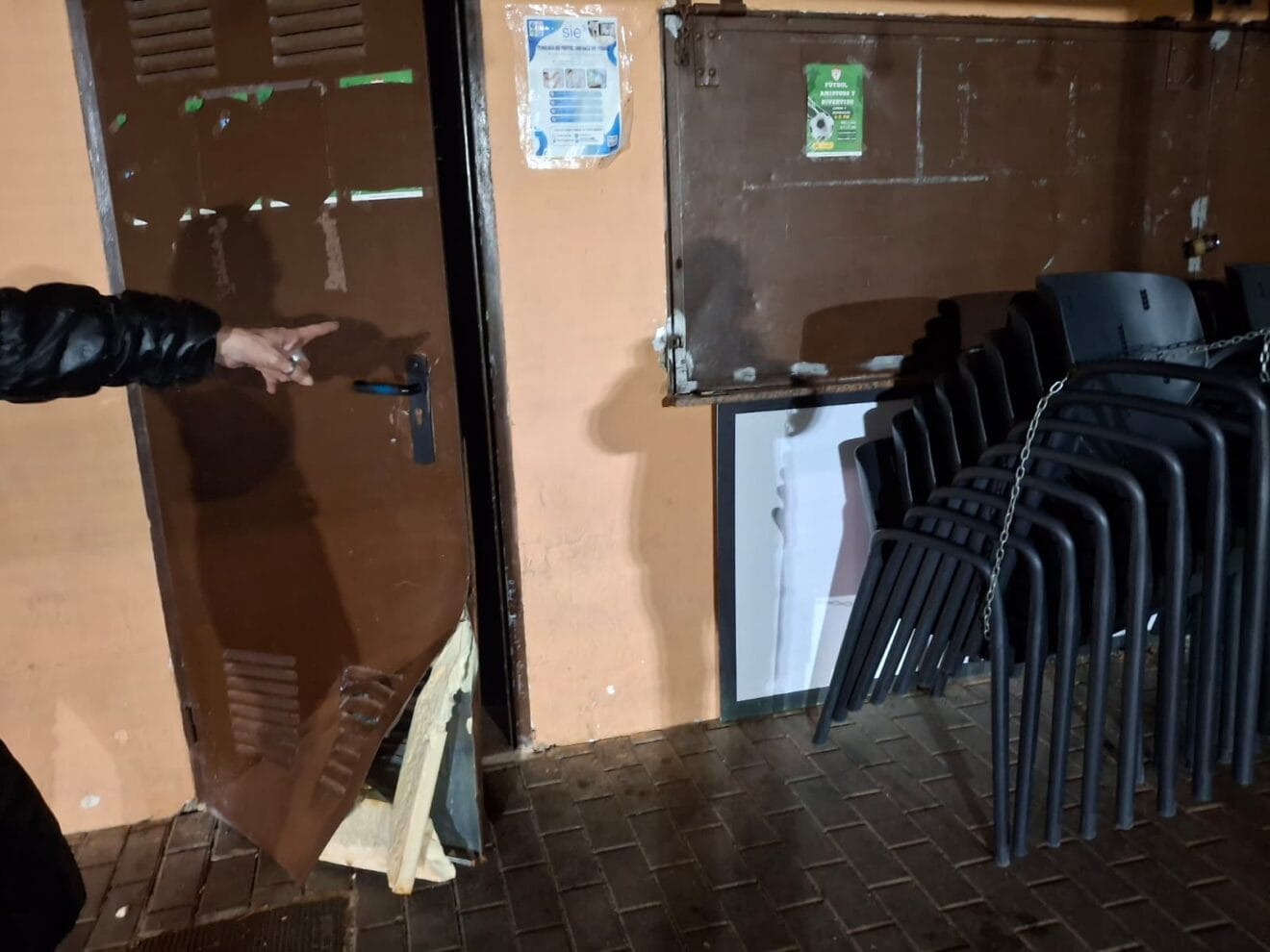 Destrozos por el robo en el bar del campo de futbol Les Mesquides de Xàbia