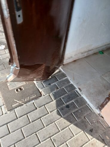 Daños ocasionados en la puerta por el intento de robo en el bar del campo de futbol Les Mesquides de Xàbia