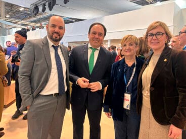 Rosa Cardona, alcaldesa de Xàbia, junto al president de la Generalitat, Juanfran Pérez Llorca, en Fitur 2026