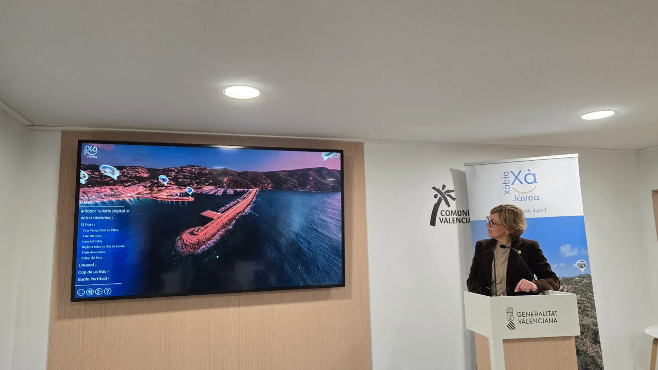 Rosa Cardona, alcaldesa de Xàbia, presenta el Mirador Turístico Virtual en Fitur 2026