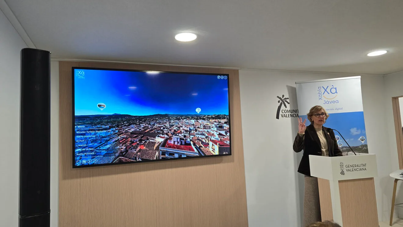Rosa Cardona, alcaldesa de Xàbia, presenta el nuevo Mirador Turístico Virtual en Fitur 2026