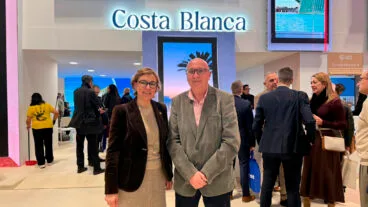 Rosa Cardona, alcaldesa de Xàbia, y Juan Ortolà, concejal de Playas,  en Fitur 2026