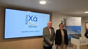 Rosa Cardona, alcaldesa de Xàbia, y Juan Ortolà, concejal de Playas, en la presentación del Mirador Turístico Virtual en Fitur 2026