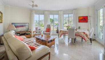 Salón luminoso con acceso al balcón en Jávea Terramar Costa Blanca