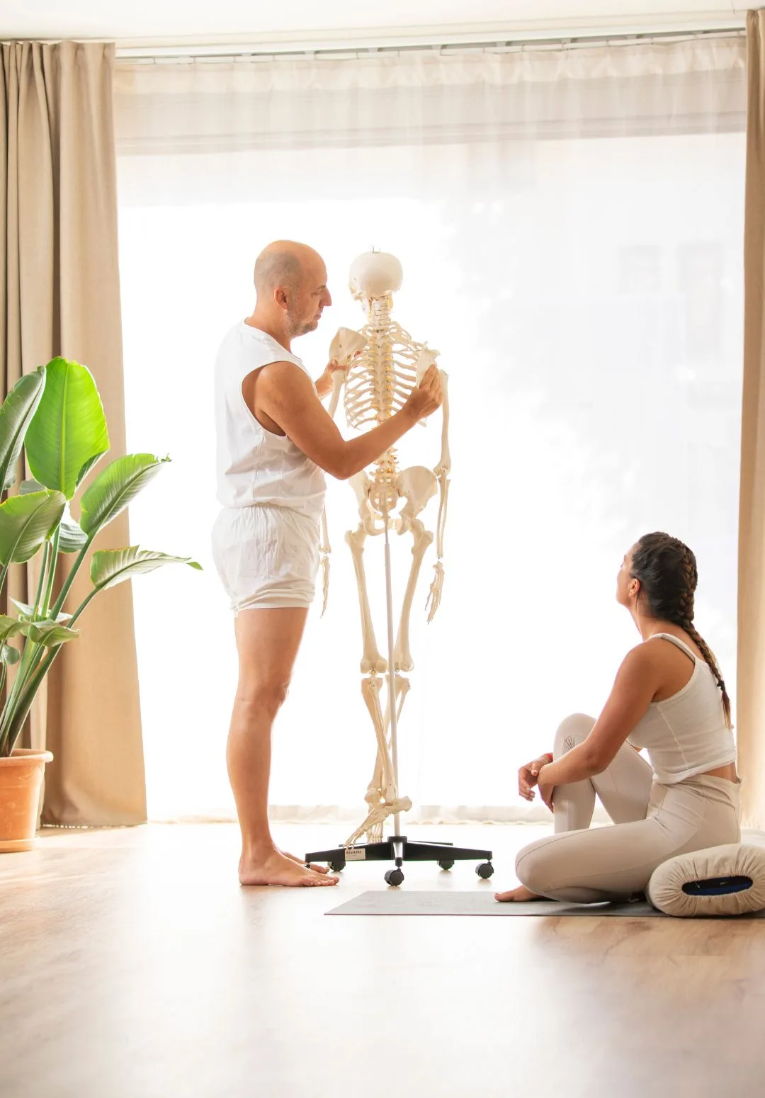 Salud corporal en Yoga Jávea con Jorge de Oleza