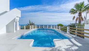 Sol y vistas al mar en una villa con exteriores excepcionales