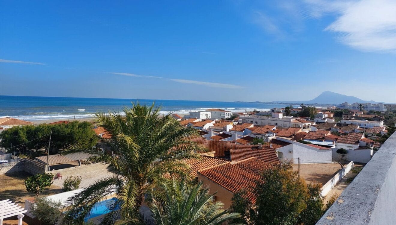 Terraza cubierta con vistas al mar