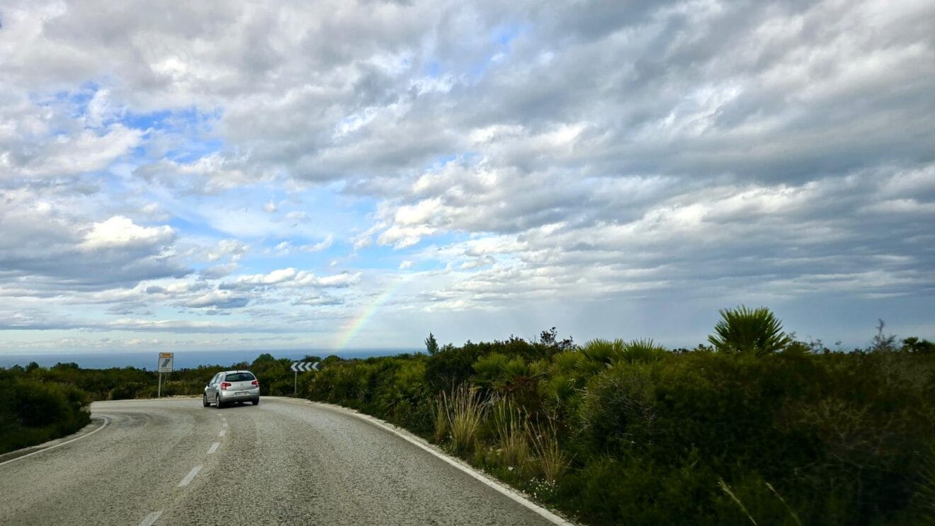 Un débil arcoíris se deja ver en Xàbia (1)