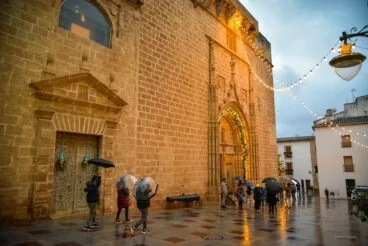 Vecinos de Xàbia acuden a la visita de los Reyes Magos bajo la lluvia