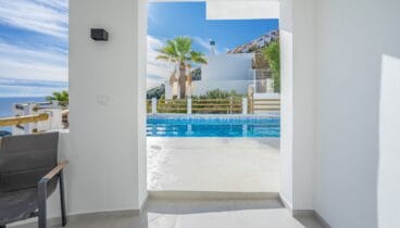 Villa con garaje doble trastero y jardín en la Costa Blanca