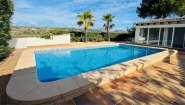 Villa en Moraira con estudio independiente y gran parcela