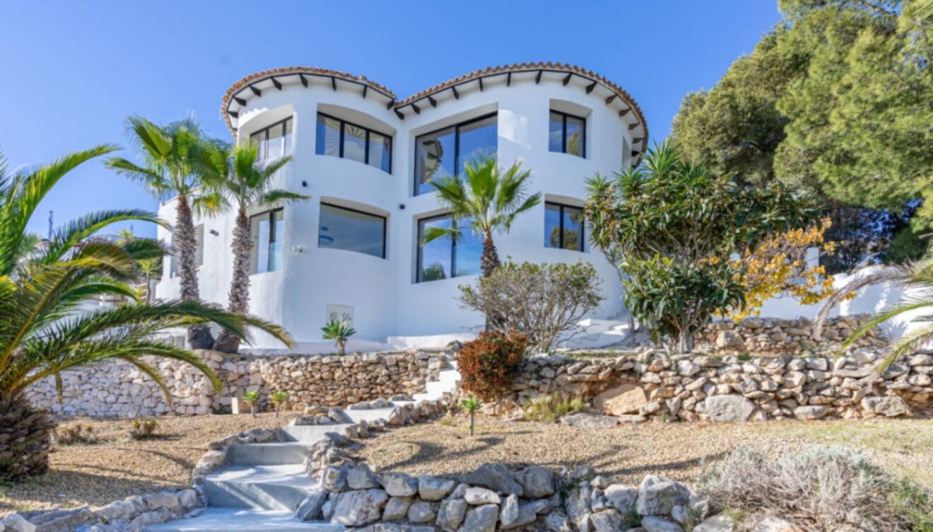 Villa reformada con vistas al mar en Cumbre del Sol ideal como inversión o vivienda