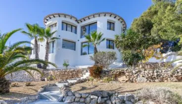Villa reformada con vistas al mar en Cumbre del Sol ideal como inversión o vivienda