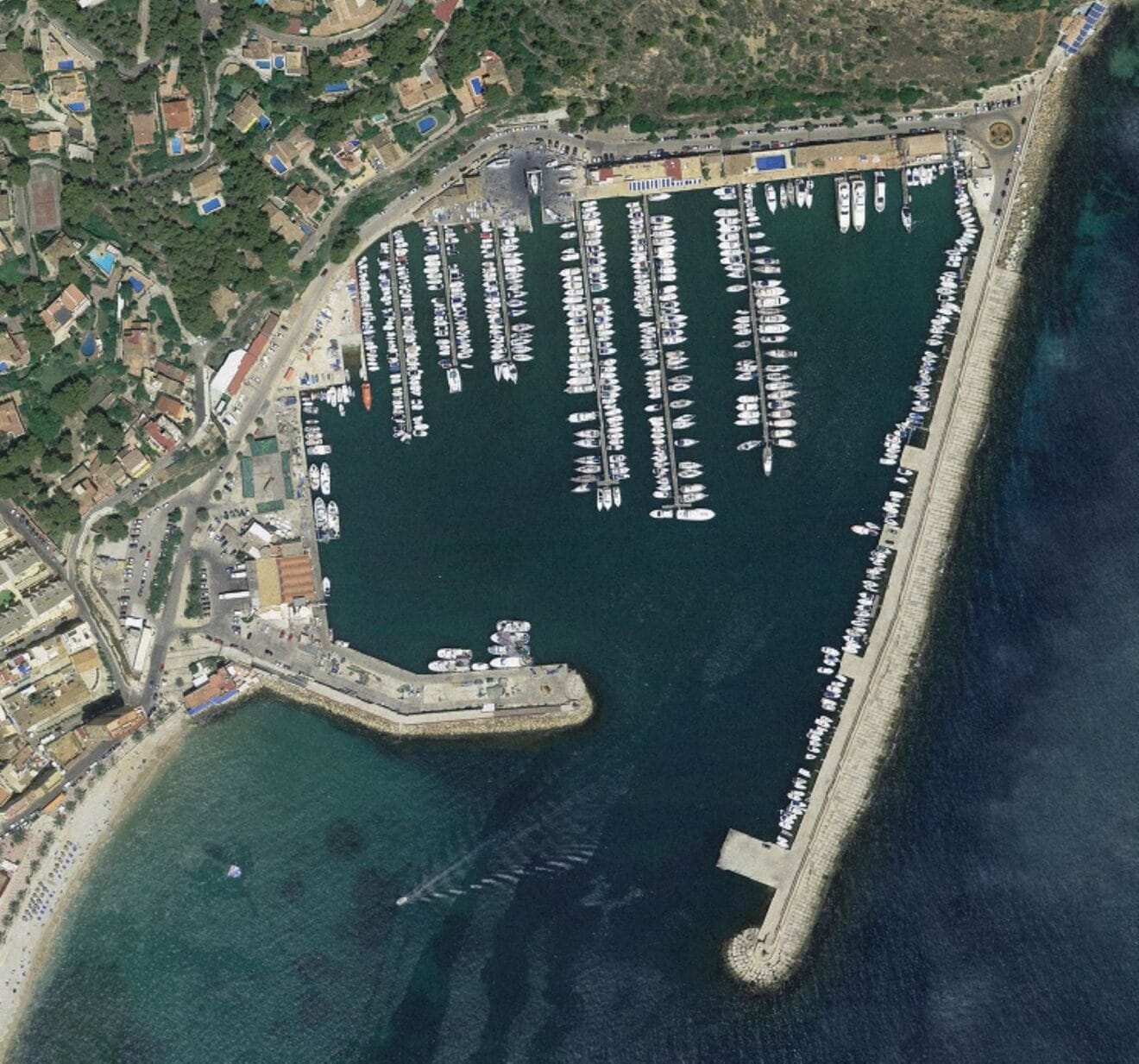 Vista aérea del puerto de Xàbia y las instalaciones del Club Náutico