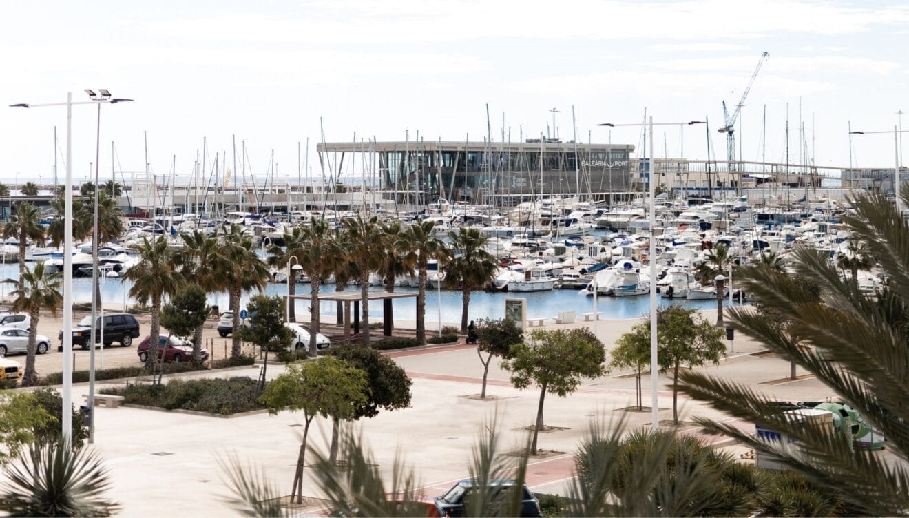 Vistas impresionantes al puero de Dénia mientras disfrutas de una experiencia gastronómica de Estrella Michelin
