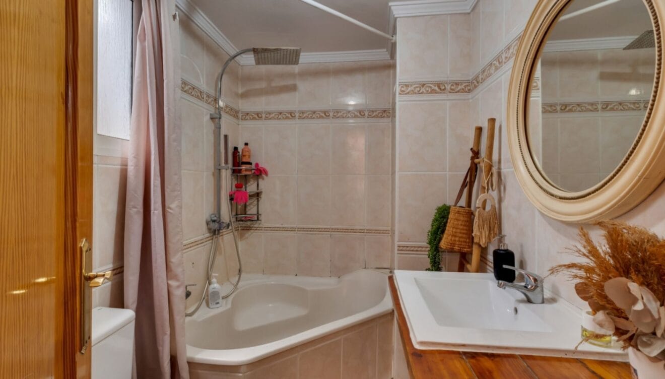 Vivienda con baño completo y patio interior luminoso