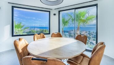 Zona de comedor integrada con vistas y estilo contemporáneo