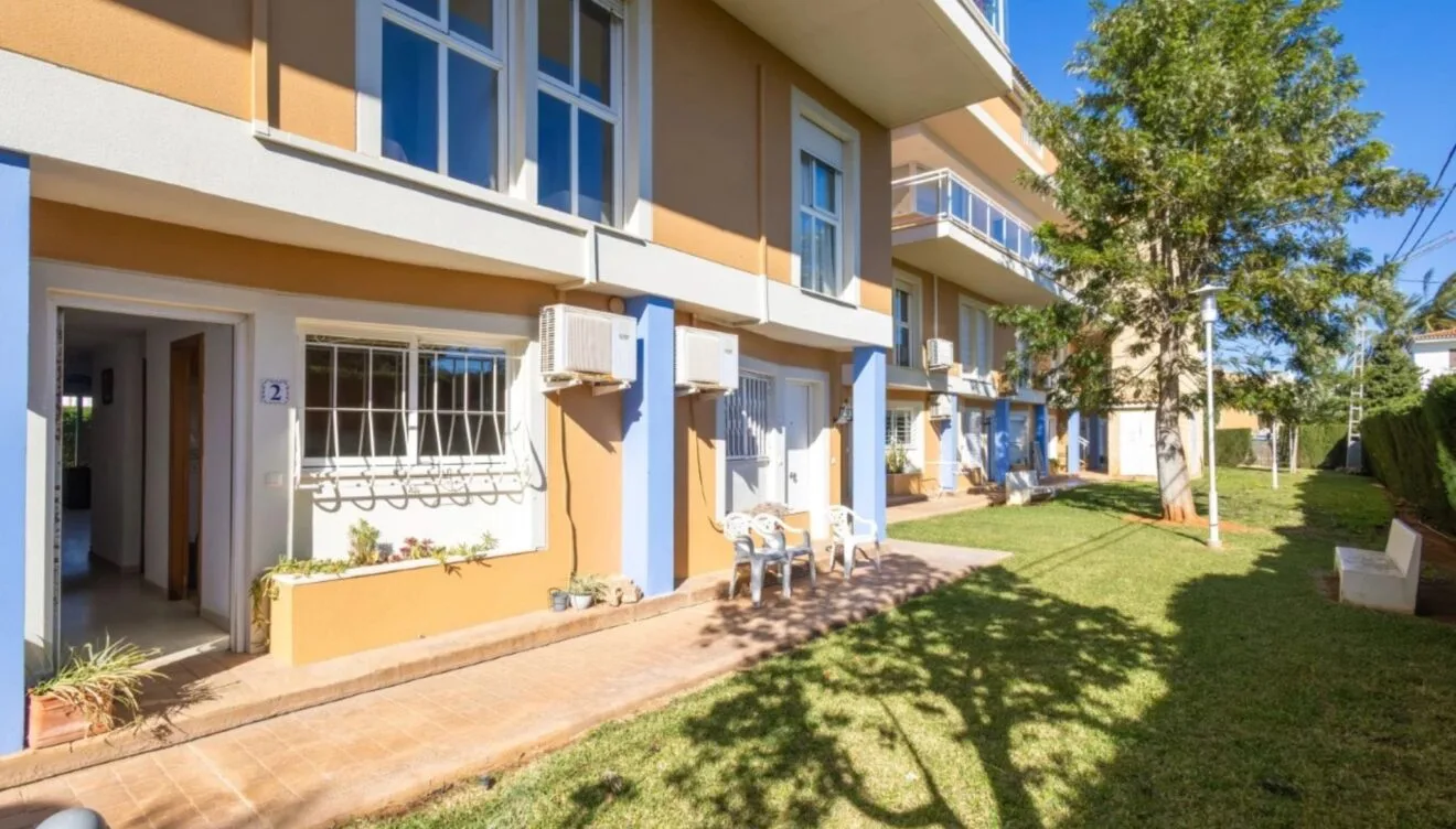 Acceso directo a la terraza privada a 350 metros del mar