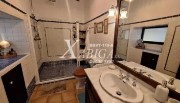 Baño completo con diseño actual y materiales de calidad