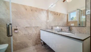 Baños completos con equipamiento moderno